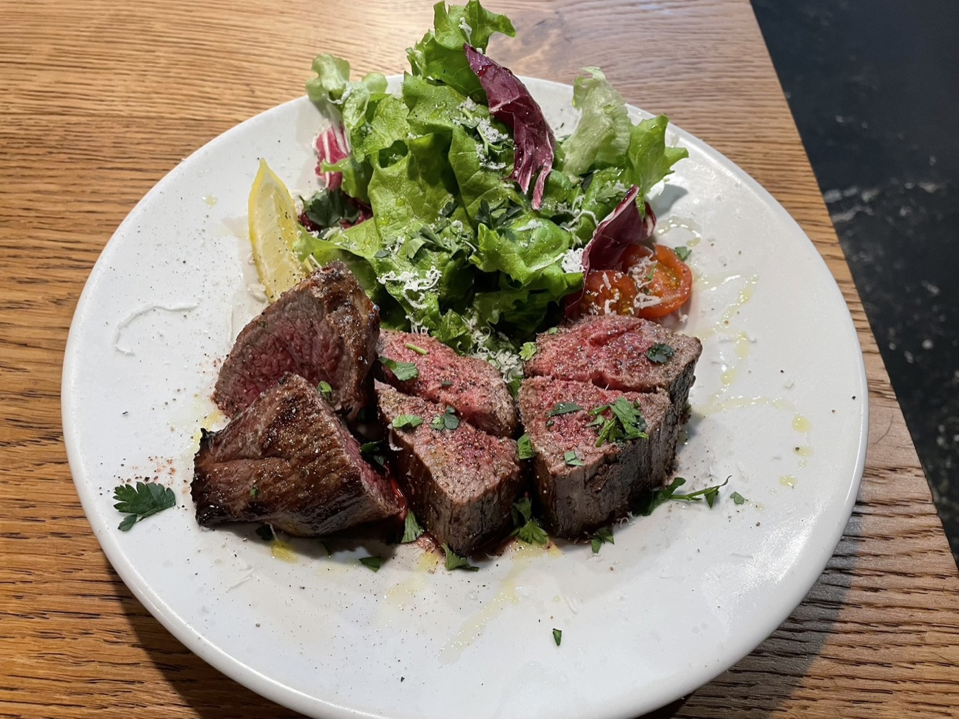 ステーキとサラダの料理写真
